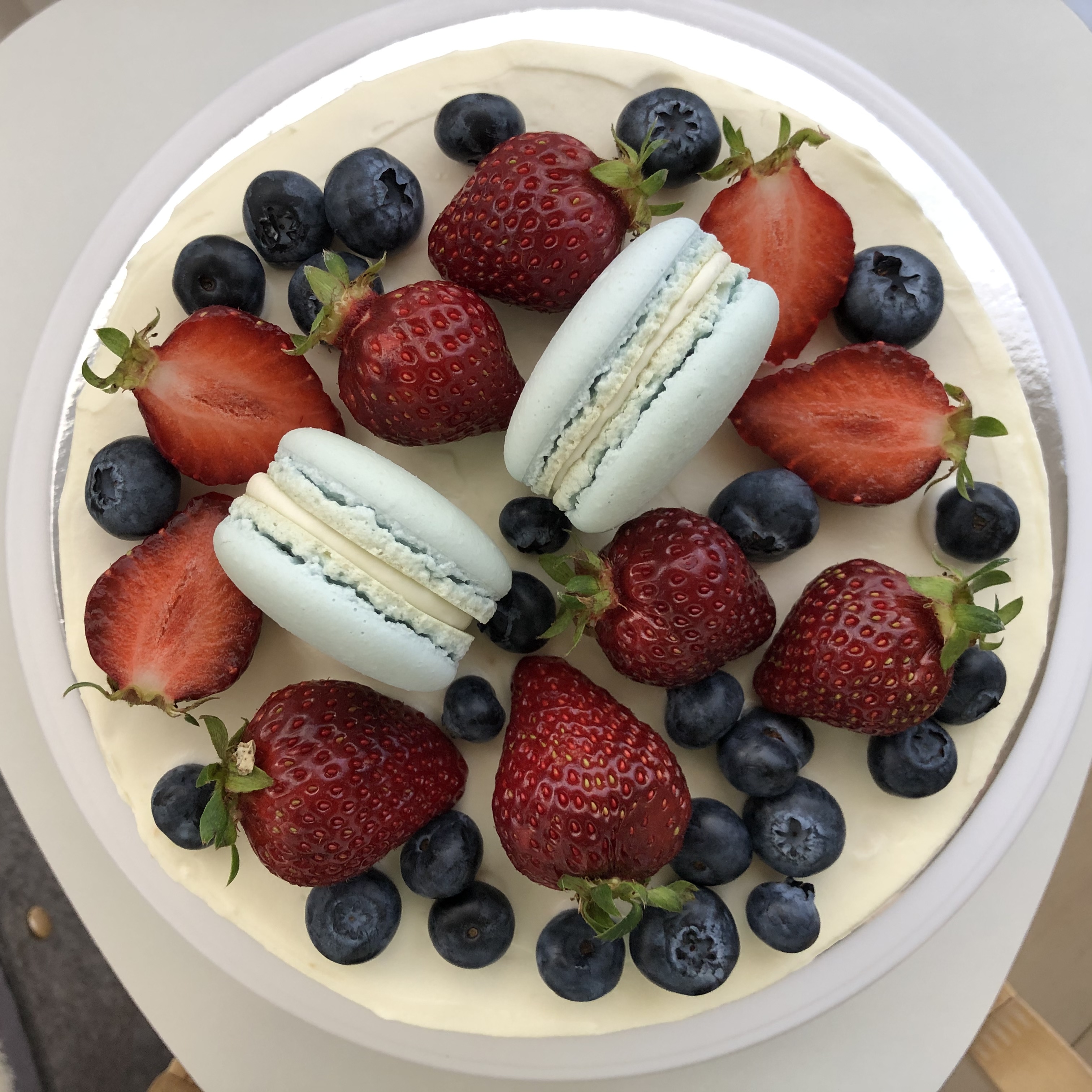 Biscuit cake cream cheese with berries 1