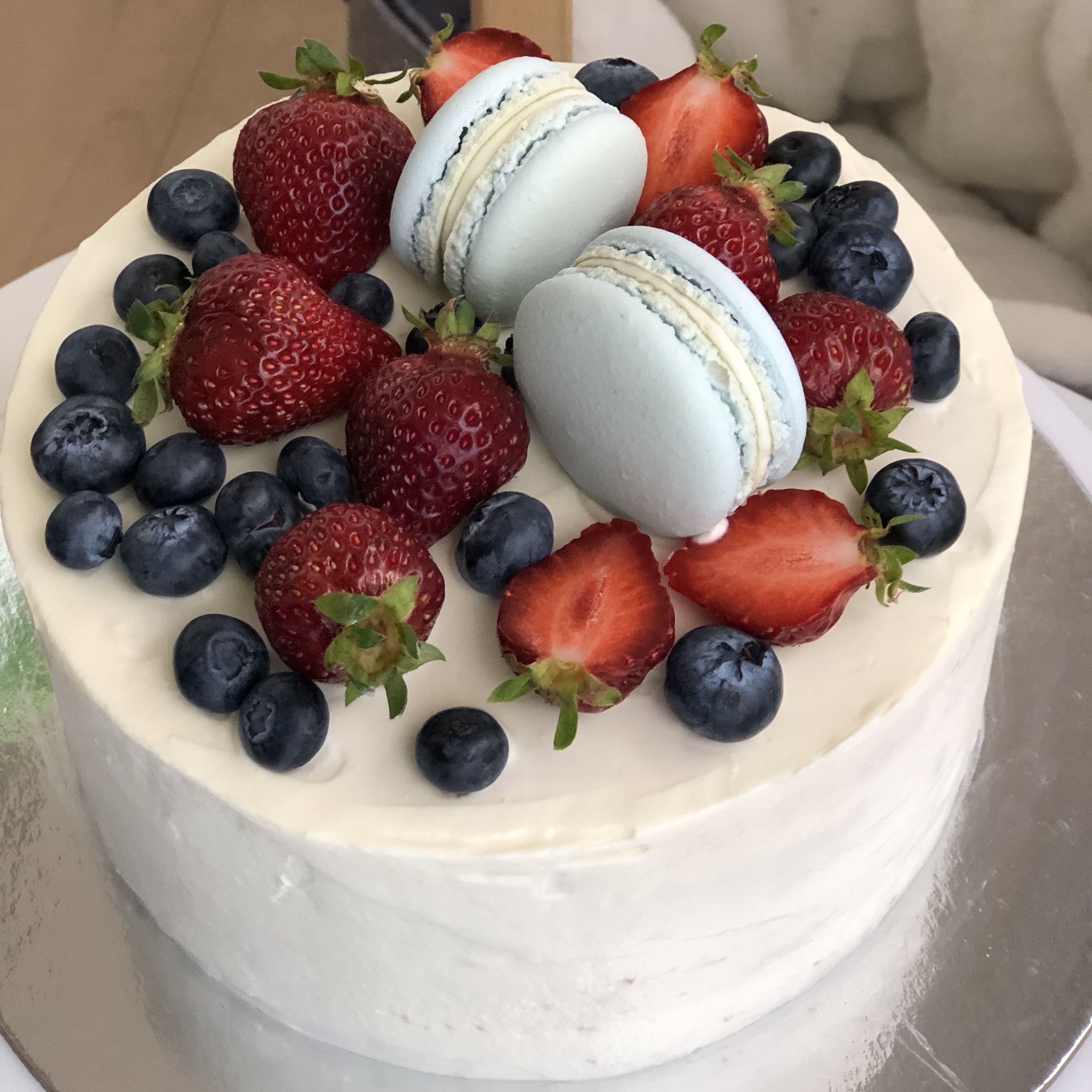 Biscuit cake cream cheese with berries 2